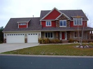 2464 Wildwood Dr, Shakopee, MN 55379