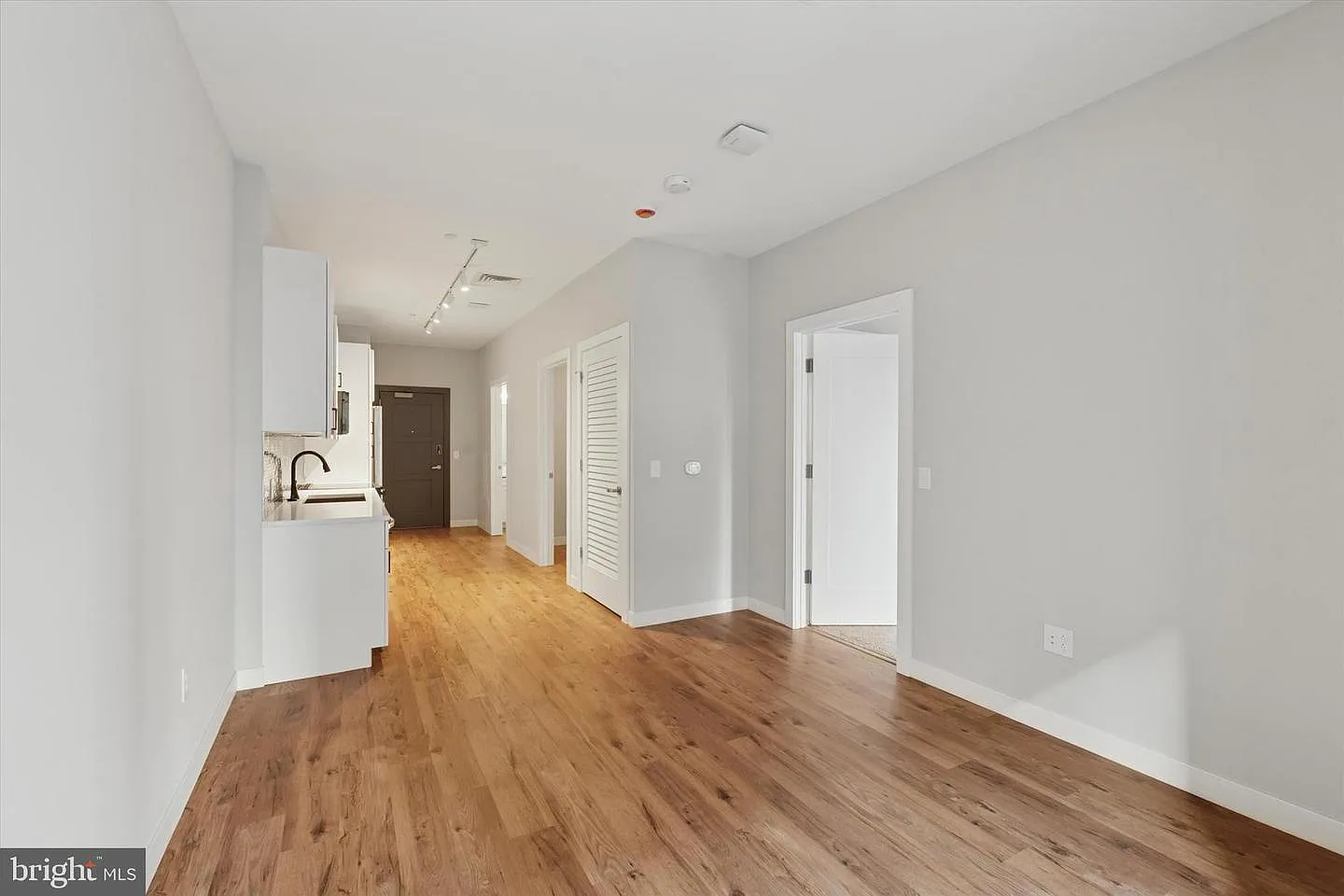 1 bed, 652 sqft, $1,910 — Photo 2
