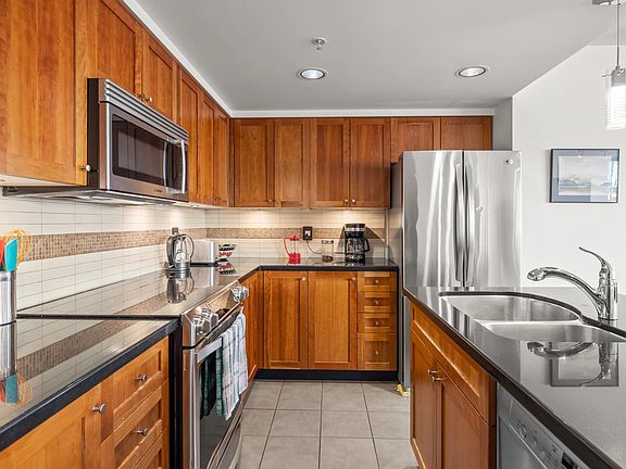 3rd image of 732 Cormorant St #405