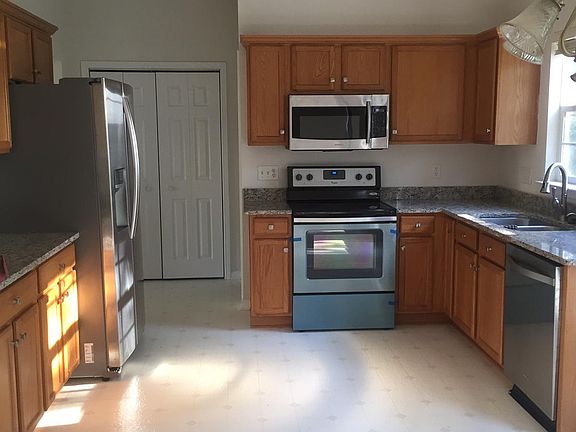 3rd image of 112 Vance Crescent Dr