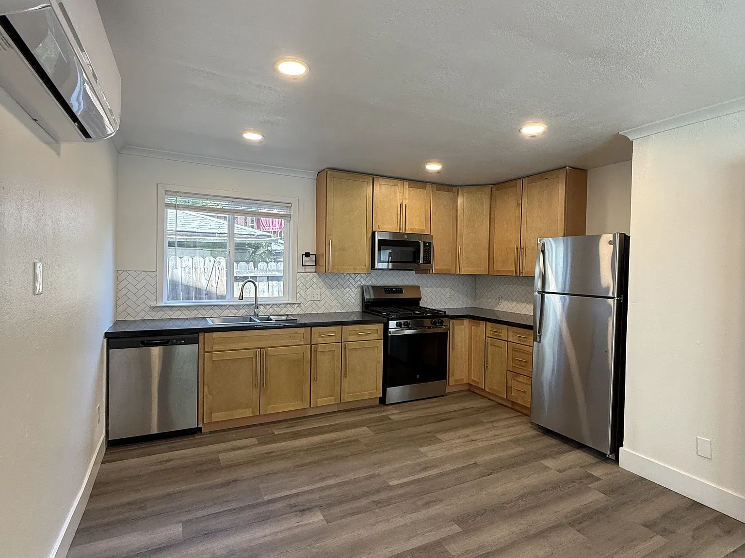 2810 H St — Photo 2