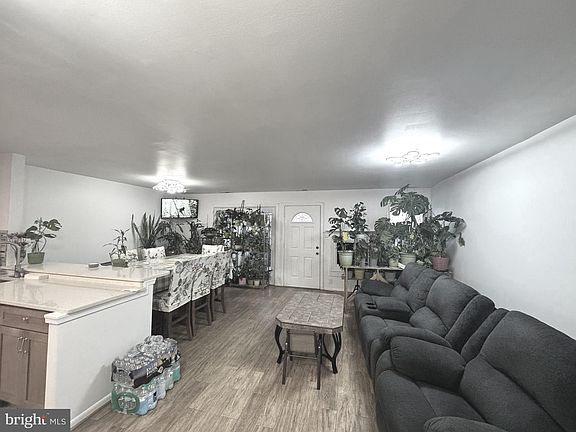 4th image of 1050 Warwick Ct