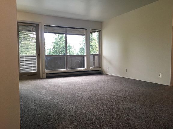 3rd image of 12520 Roosevelt Way NE APT 404