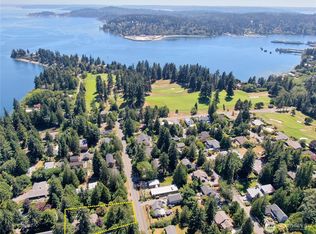 676 Park Ave NE, Bainbridge Island, WA 98110
