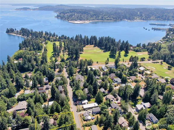 676 Park Avenue NE, Bainbridge Island, WA 98110