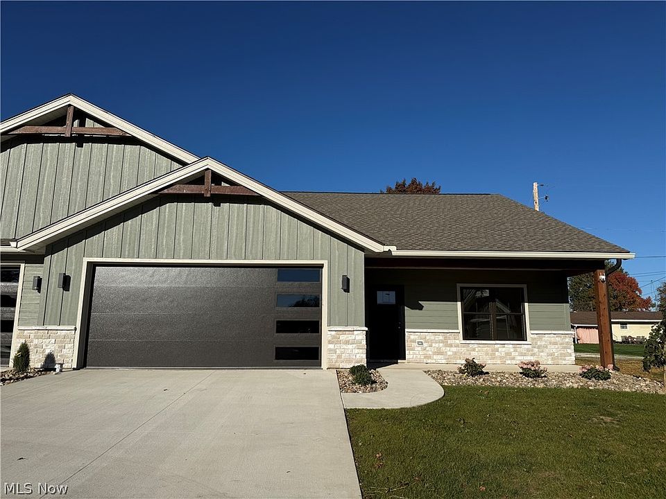 1st image of 850 3rd St SW
