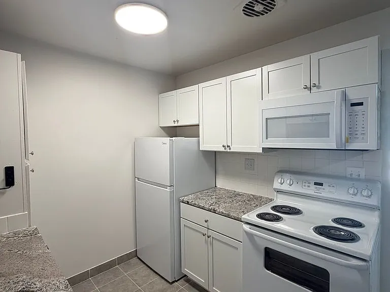 Princeton Square Apartments — Photo 9