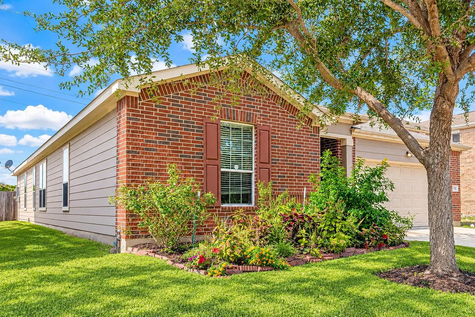 5 bed, 2.0 bath, 2498 sqft, $2,250 — Photo 3