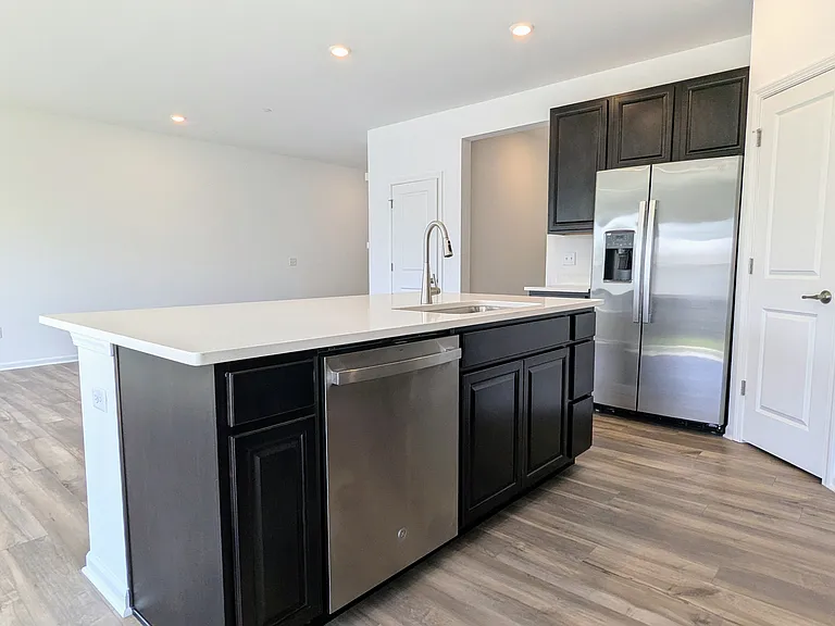 809 Lindsay Ln — Photo 6