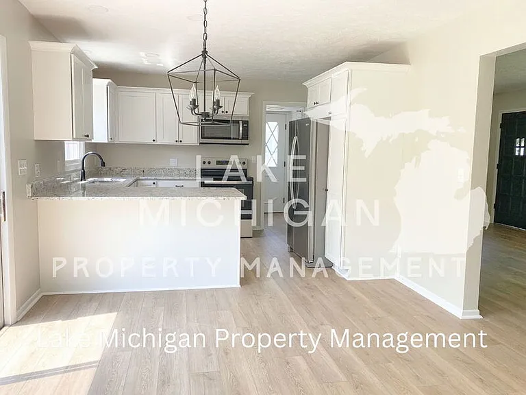 1010 N Hampton Dr NE — Photo 4