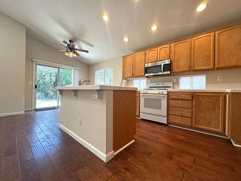 432 Apple Hill Dr — Photo 4