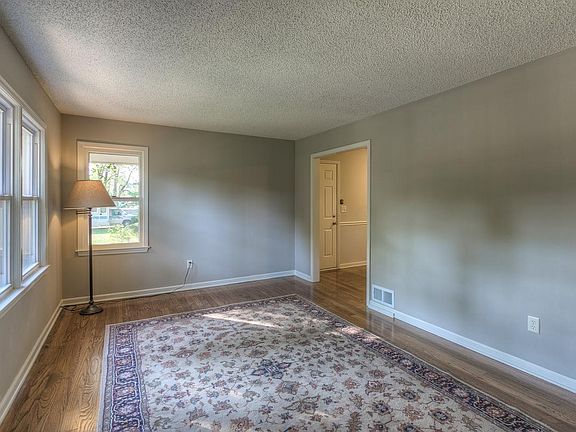 2nd image of 216 W Pocahontas Ln