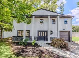 32 Pinewood Dr, Commack, NY 11725
