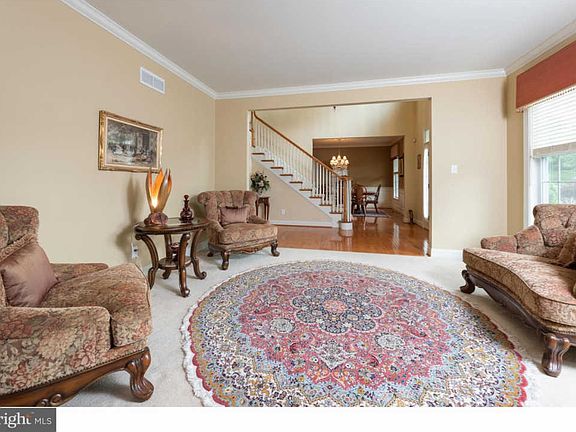 4th image of 352 Sterling Ln