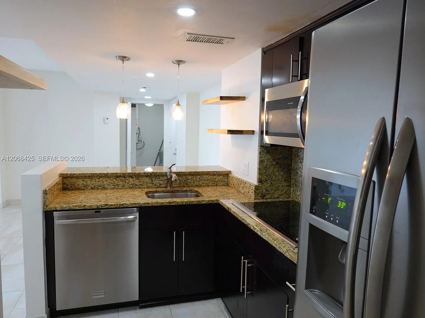 Isola Condo — Photo 4