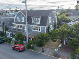232 NW Coast St, Newport, OR