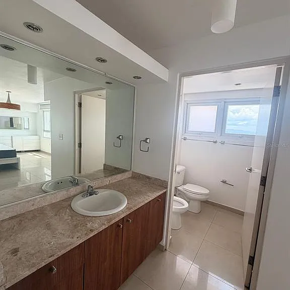 Metro Plaza Tower 305 Calle Villamil — Photo 13