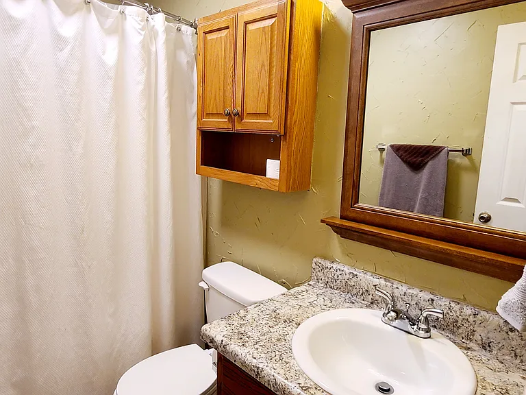 Nice Bathroom with Tub/Shower equipped with towels & washcloths