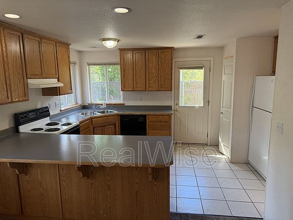 5th image of 210 3rd St Unit B