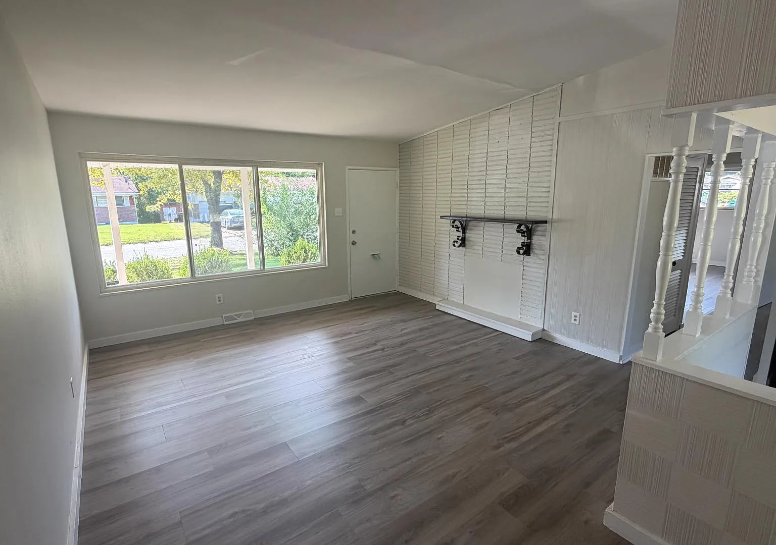 9828 Omega Dr — Photo 2