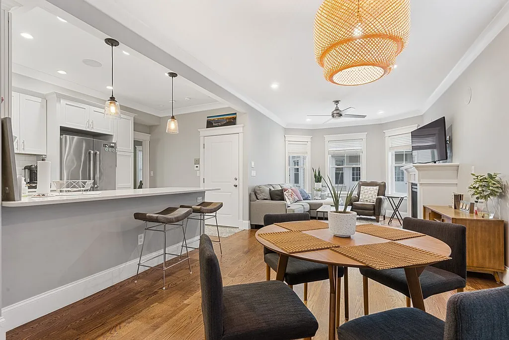 2 bed, 1041 sqft, $3,800 — Photo 3