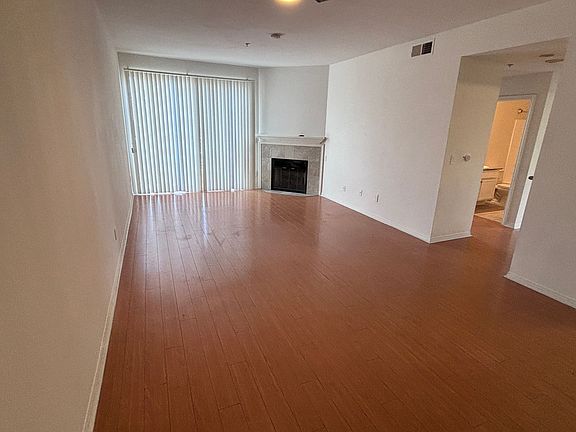 4th image of 12047 Califa St #302