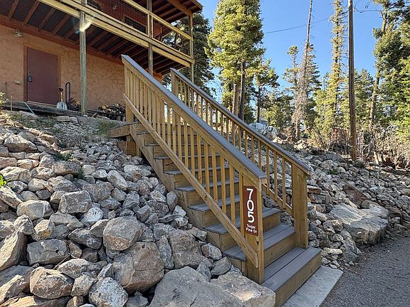 4th image of 705 Sugar Pine Dr