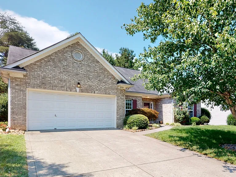 8321 Suttonview Dr — Photo 2