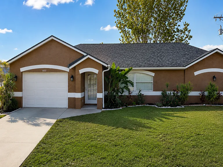 1602 SW 16th Ct — Photo 1