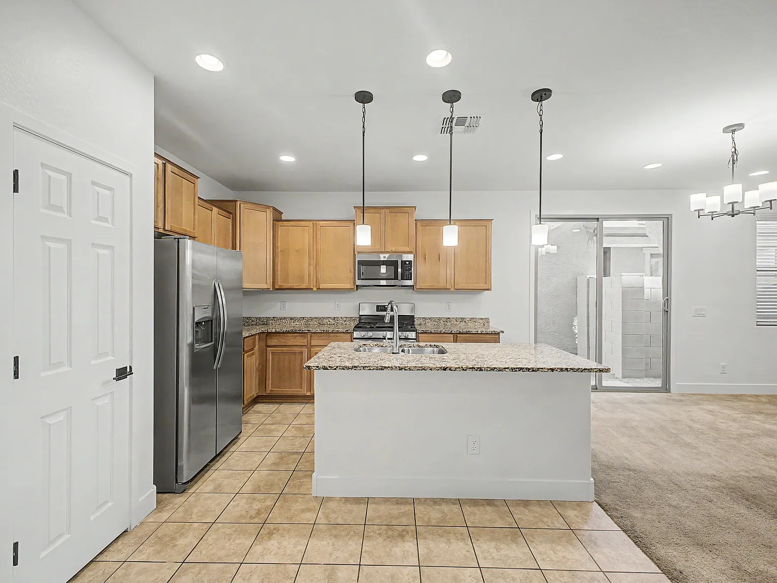 4 bed, 2.5 bath, 1839 sqft, $2,199 — Photo 3