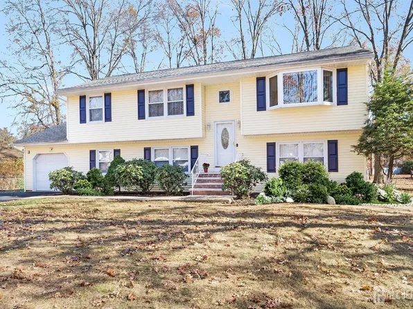 3 Sunburst Ln, Piscataway, NJ 08854