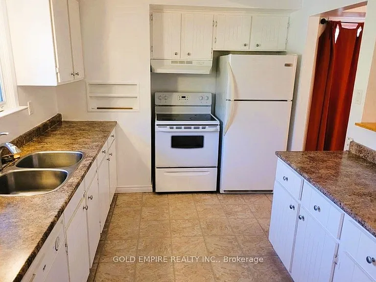107 Harding Cres — Photo 4