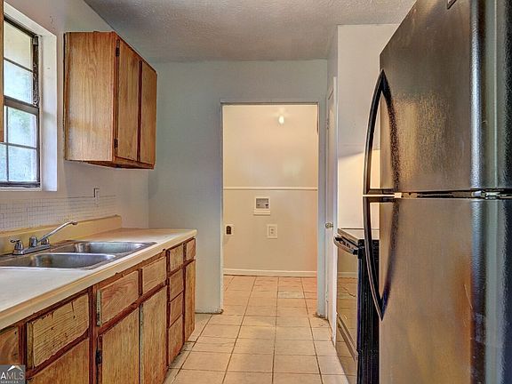4th image of 487 Cowan St