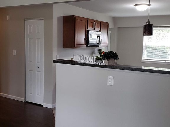 4th image of 482 S Bryar St