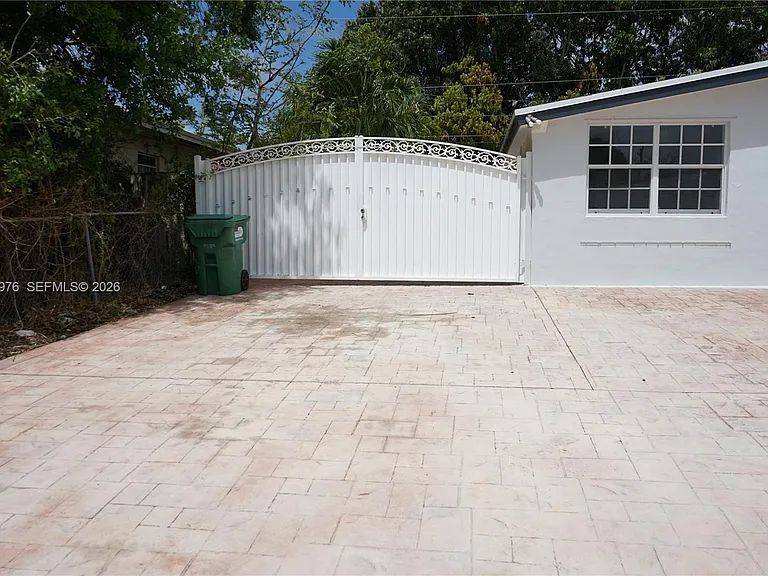 12455 SW 185th Ter #1 — Photo 4