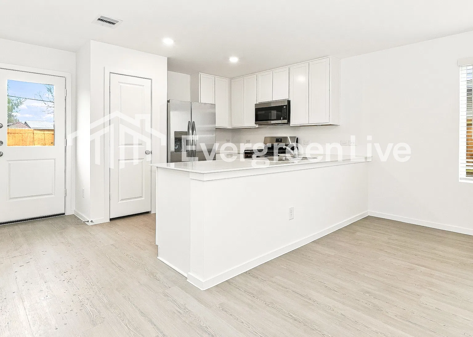 4 bed, 2.5 bath, 1979 sqft, $1,945 — Photo 4