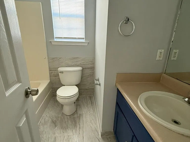 213 Kentshire Ln — Photo 6