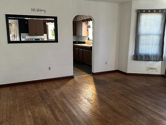 3rd image of 902 E St