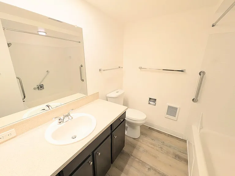 Kingcity Apartments — Photo 95