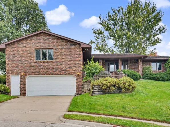2305 Buckskin Cir, Dubuque, IA 52001