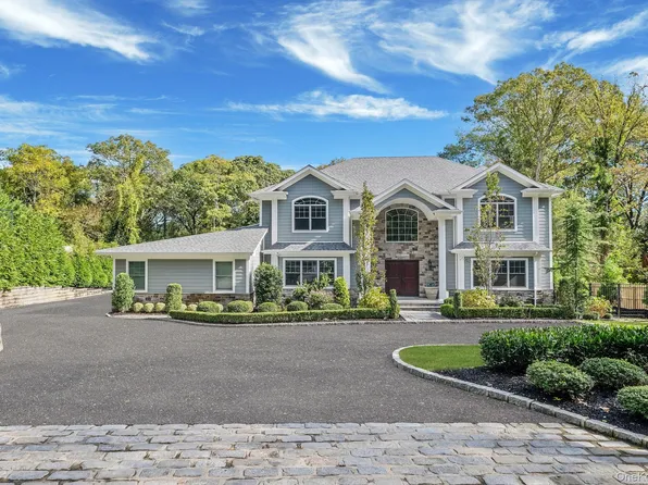 4 Carriage Court, Dix Hills, NY 11746