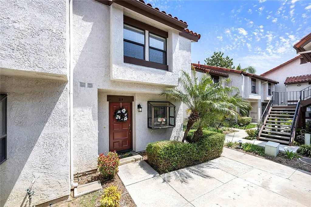 2 bed, 2.5 bath, 1300 sqft, $3,300 — Photo 4