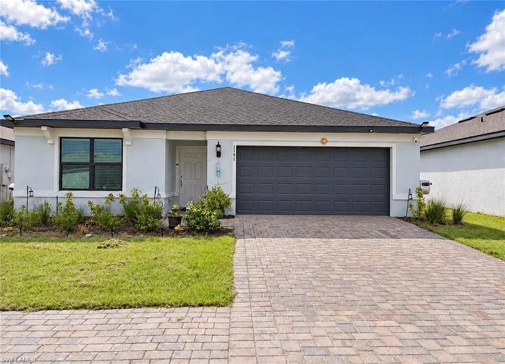 4 bed, 2.0 bath, 1850 sqft, $2,400 — Photo 1