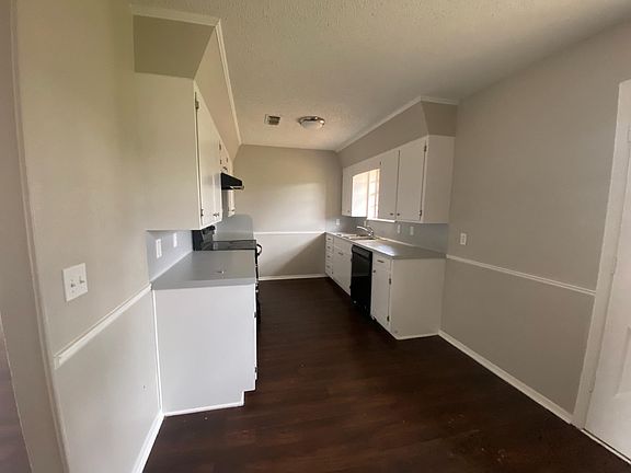 4th image of 403 Deerwood Dr