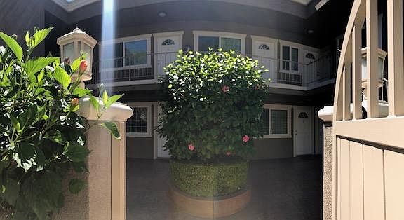 4th image of 11470 Moorpark St APT 2