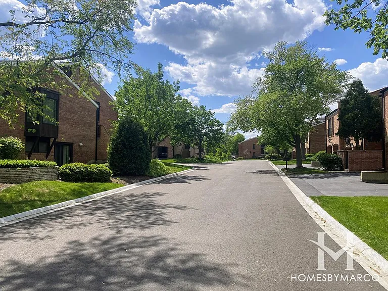 19W270 Governors Trl — Photo 27