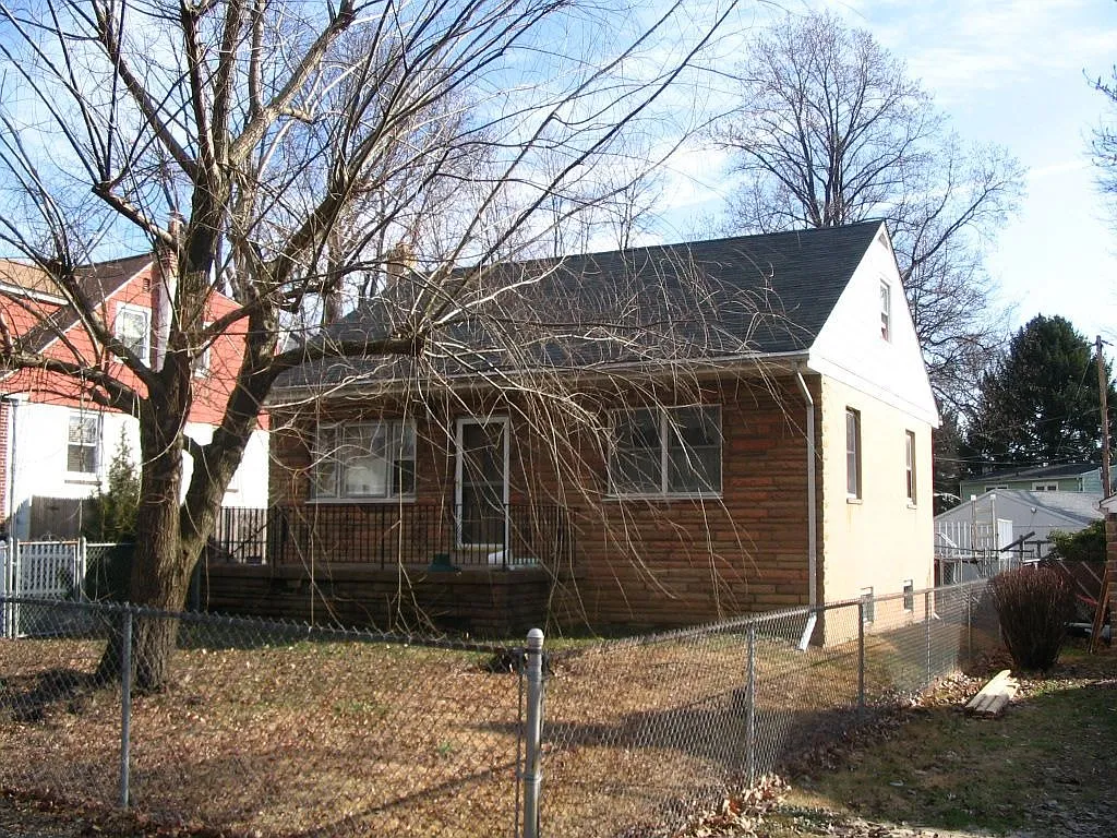 2621 Oakley Ave photo 1