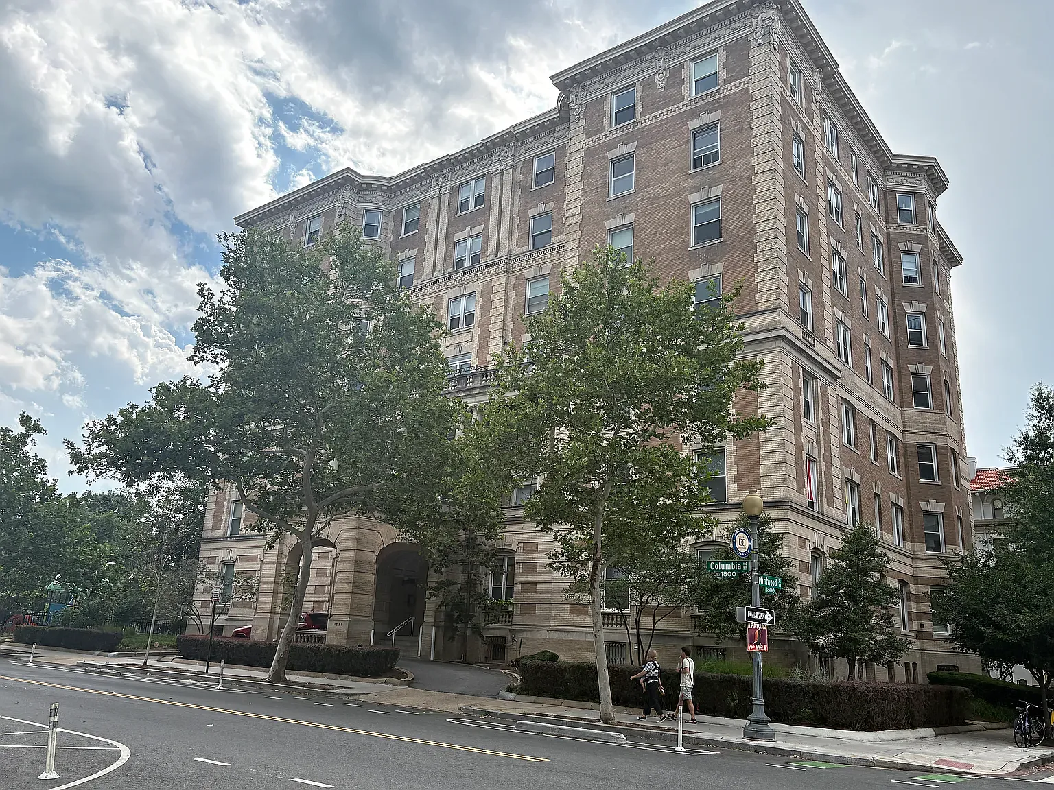 1 bed, 670 sqft, $2,590 — Photo 1
