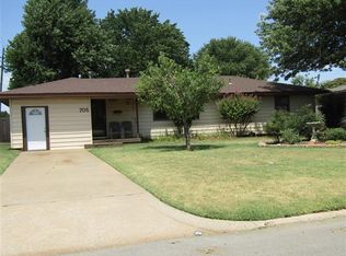 705 E Tom Stafford St, Weatherford, OK 73096