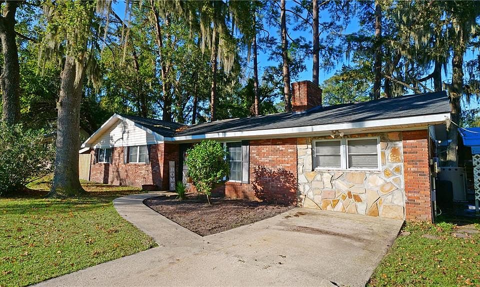 1st image of 165 Pine Cir